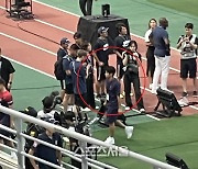 축구화 안 신고 몸도 안 풀었다, PSG 관계자가 말한 이강인 상태 “걱정할 정도의 심각한 부상 아냐, 일본에서 뛰면 좋겠지만…”[SS오사카]