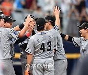 [포토]‘16-6으로 역전승한 한화’