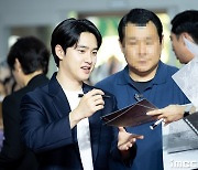 [포토] 도경수, '팬들 응원 받으며 등장'