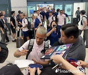 [IN 인천공항] '라리가 삼대장' 아틀레티코 입국 완료, 수백명 인파 속 '특급 팬서비스'