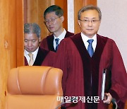 [포토] 이상민 행안부 장관 탄핵 심판 선고 입장하는 헌법재판관들