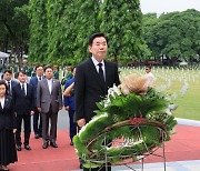 [포토] 김의장, 필리핀 한국전 참전기념비 헌화