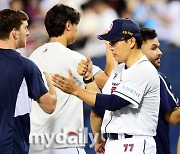 [MD포토] 11연승 두산 이승엽 감독 '선발 브랜든 수고 많았어'