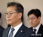 선관위원장 발언 경청하는 김용빈 신임 사무총장