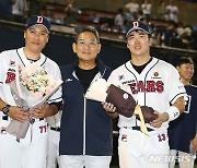 기념촬영하는 이승엽-전풍-허경민