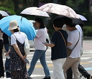 태풍 '독수리'가 밀어올린 뜨거운 열기…장마 끝낼까