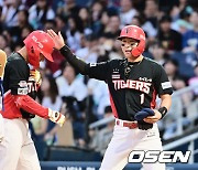 홈런 치고 박찬호 축하 받는 최원준 [사진]