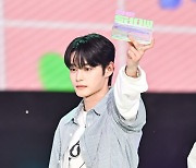 제로베이스원 김지웅,'더쇼 1위 트로피 번쩍' [사진]