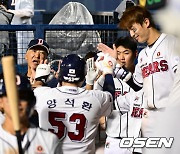 솔로포 양석환,'두산 더그아웃은 축제' [사진]