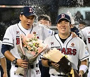 이승엽 감독-허경민,'11연승 기록 축하 물세례' [사진]