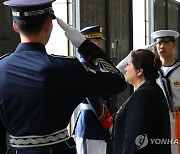 전사자 묘비 바라보는 신디 키로 뉴질랜드 총독