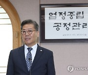 취재진 질문에 답하는 김용빈 선관위 사무총장