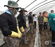 장병과 인사하는 이상민 장관