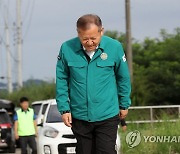 인사하는 이상민 장관