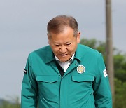 인사하는 이상민 장관