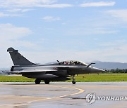 태극기 펼쳐 보이는 한국 공군 조종사