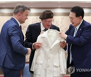 룩셈부르크 참전 용사에게 '영웅의 제복' 선물하는 윤석열 대통령