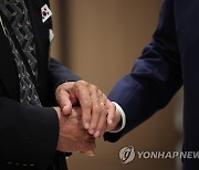 윤석열 대통령 손 잡은 룩셈부르크 참전용사