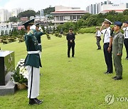 UN기념공원 프랑스 기념비에 참배하는 한-프 훈련요원들