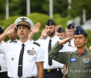 UN기념공원 프랑스 기념비에 참배하는 한-프 훈련요원들