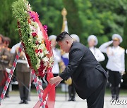 김정은, '전승절' 계기 '추모 행보'…참전열사묘·中 인민지원군 열사릉 참배