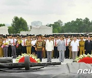 북한, 전승절 70주년 맞아 '참전열사묘'에 화환 진정…분위기 고조