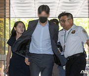 프로축구 입단비리 혐의 에이전트 최모씨 '영장심사 출석'