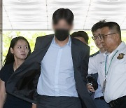 영장심사 출석하는 '프로축구 입단비리' 최모씨