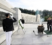 업무 복귀한 이상민 장관, 대전현충원 참배