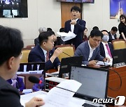 국회 과방위 퇴장하는 박완주 의원