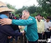 오그래미 마을 주민 위로하는 이상민 장관