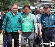 이상민 장관, 이철우 경북지사 손 잡고 위로