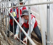 수해 복구 봉사하는 김기현