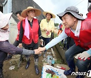 피해 농민 위로하는 김기현 대표