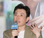 '밀수' 류승완 감독 "잘생긴 조인성 '모가디슈' 때 망가뜨려 미안" [N인터뷰]②