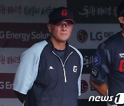 선발 야구 안 되는 롯데…서튼 감독의 진단 "멘털이 약해졌기 때문"