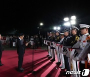 국군 전사자 유해 맞이하는 윤 대통령