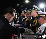 참전기장 수여하는 윤석열 대통령