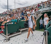 WTA 1위 시비옹테크, 만원 홈 관중 앞에서 1회전 승리 [바르샤바오픈]