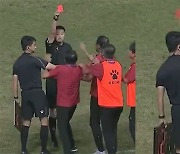 '내게 레드카드를 줘?' 경기 중 심판 뺨 후려친 축구 감독