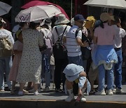 IMF, 세계 경제 성장률 전망 상향..."중, 탄력 둔화"