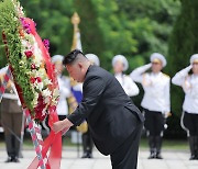 Kim Jong-un visits graves of Chinese troops killed in Korean War