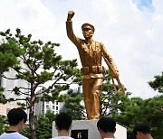 수원고 학도병 6·25 참전기념비에서 추모하는 학생들 [포토뉴스]