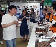 한우 시식하고 가세요