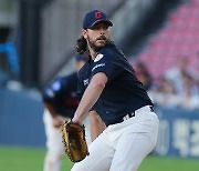 'KBO 데뷔전 승리' 롯데 윌커슨 "팀 연패 끊어 행복, 유강남 리드 완벽했다"