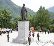 김정은, 전승절 맞아 열사묘·중국군묘 참배…"영원히 승승장구"