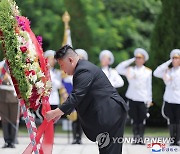 김정은, 전승절 맞아 열사묘·중국군묘 참배…"영원히 승승장구"