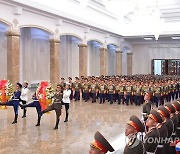 북한군 지휘성원들 전승절 70주년 맞아 금수산태양궁전 참배