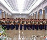 북한군 지휘성원들 전승절 70주년 맞아 금수산태양궁전 참배