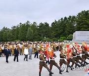 북한, 전승절 70주년 맞아 대성산혁명열사릉에 헌화